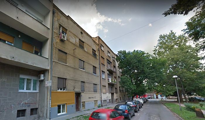 Deo fasade pao na čoveka na Podbari, troje povređenih u udesu u Petrovaradinu