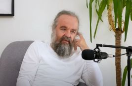 FOTO: Preteća poruka književniku Miljenku Jergoviću prešarana srcima