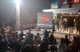 VIDEO: Studenti gledaju košarku ispred Filozofskog i kordona policije