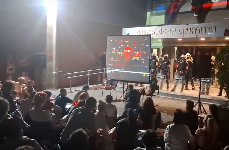 VIDEO: Studenti gledaju košarku ispred Filozofskog i kordona policije