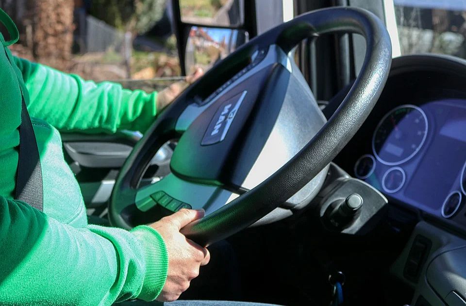 Kamioni na Batrovcima i Sremskoj Rači čekaju pet sati Kamioni na Batrovcima i Sremskoj Rači čekaju pet sati
