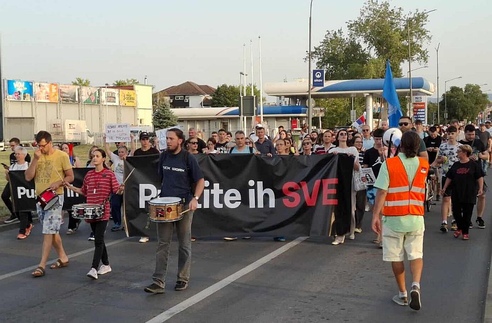 FOTO, VIDEO Protestna šetnja do zatvora na Klisi: Građani doneli knjige za zatvorsku biblioteku FOTO, VIDEO Protestna šetnja do zatvora na Klisi: Građani doneli knjige za zatvorsku biblioteku