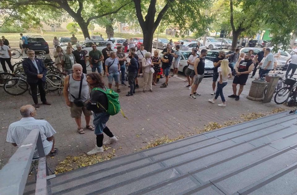 FOTO: Danas saslušanja više privedenih tokom protesta kod Filozofskog, Novosađani pružaju podršku FOTO: Danas saslušanja više privedenih tokom protesta kod Filozofskog, Novosađani pružaju podršku