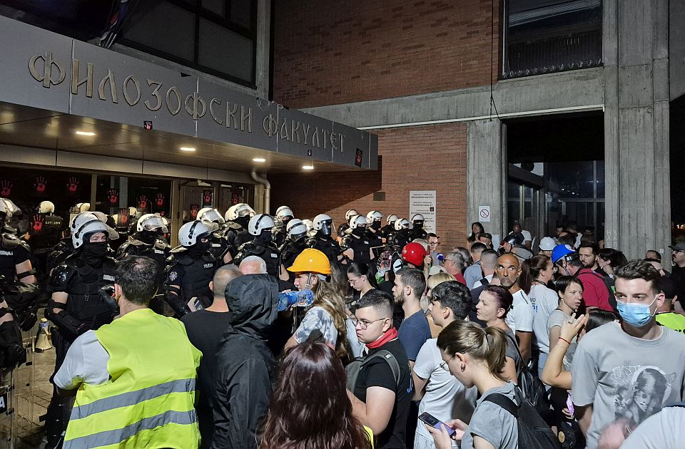 Studenti Filozofskog fakulteta u Novom Sadu zahtevaju ostavku dekana Alanovića Studenti Filozofskog fakulteta u Novom Sadu zahtevaju ostavku dekana Alanovića