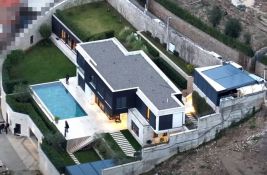 VIDEO: Crnogorska policija upala u kuću odbeglog Radoja Zvicera, zaplenjena luskuzna vozila