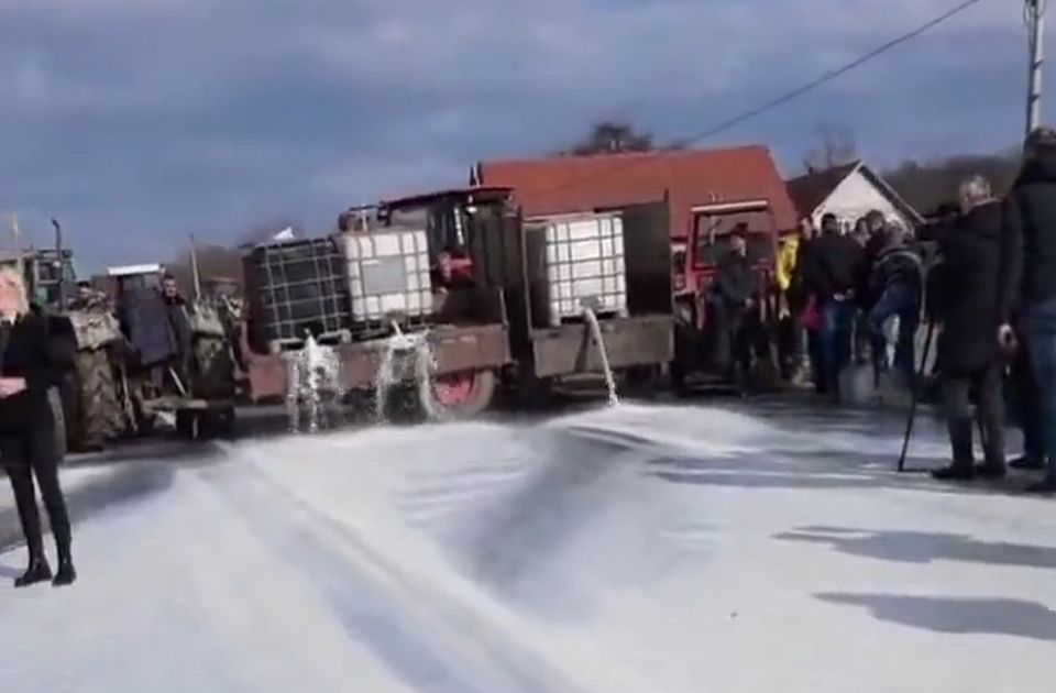 VIDEO: Farmeri iz očaja blokirali put i prosuli četiri tone mleka, BIA vršila pritisak pred protest