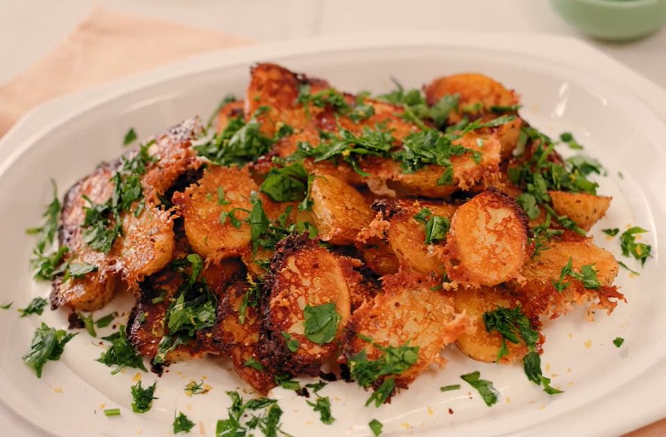 Prilog koji svi vole: Hrskavi pečeni krompir sa parmezanom i belim lukom