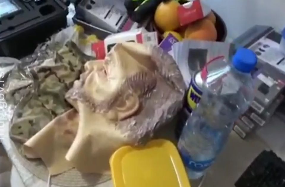 VIDEO Uhapšene tri osobe: Pronađena droga, snajperska puška, gumene maske za lice...