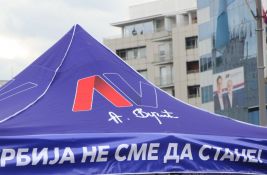 Naprednjaci postavili štandove u Subotici, nakon protesta građana i studenata pokupili se i otišli