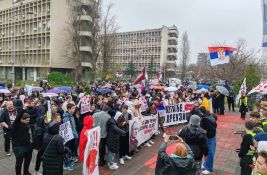 VIDEO Đaci nakon marša Novim Sadom ispred Rektorata: Otpevali pesmu za 16. žrtvu nadstrešnice