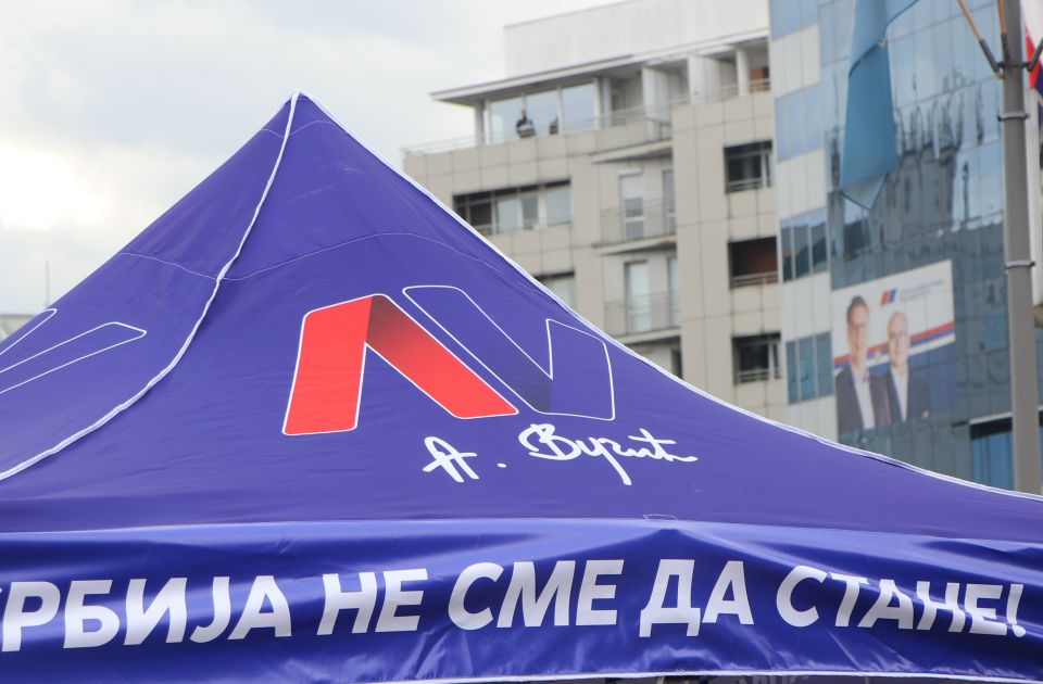 Naprednjaci postavili štandove u Subotici, nakon protesta građana i studenata pokupili se i otišli