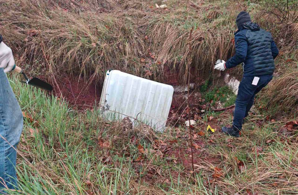 FOTO: Firma iz Šapca opasan otpad ispuštala u Savu - zagadila vodu, zemlju, vazduh