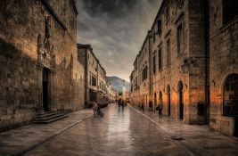 Dubrovnik zabranio dolazak s koferima na točkiće, kazne velike