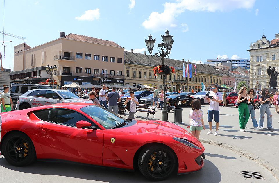  FOTO, VIDEO: Luksuzni sportski automobili u centru Novog Sada, evo zašto su na Trgu slobode