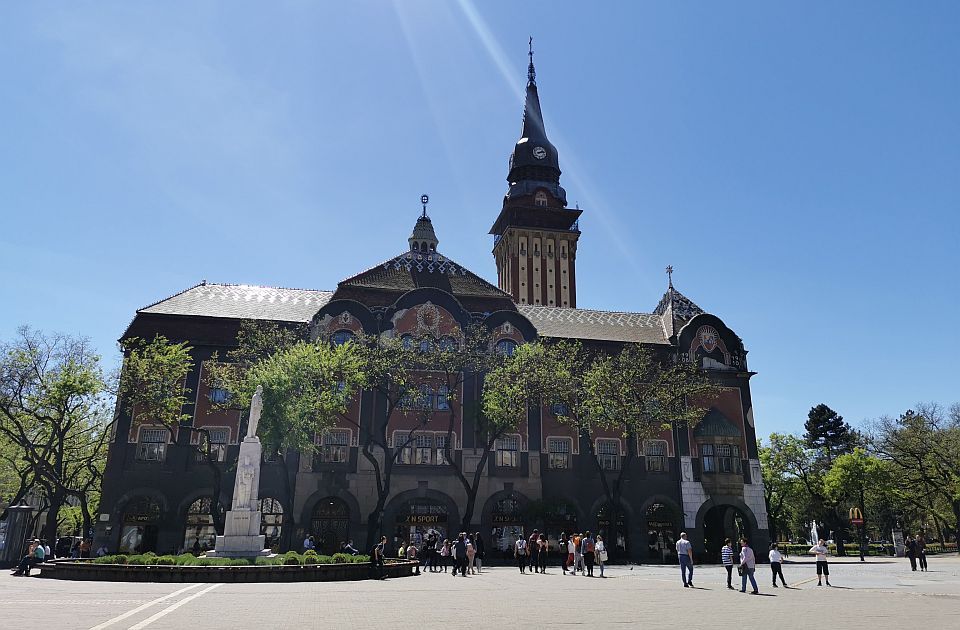 Subotica: Na ulasku u grad svetleći natpis s nazivom i na mađarskom