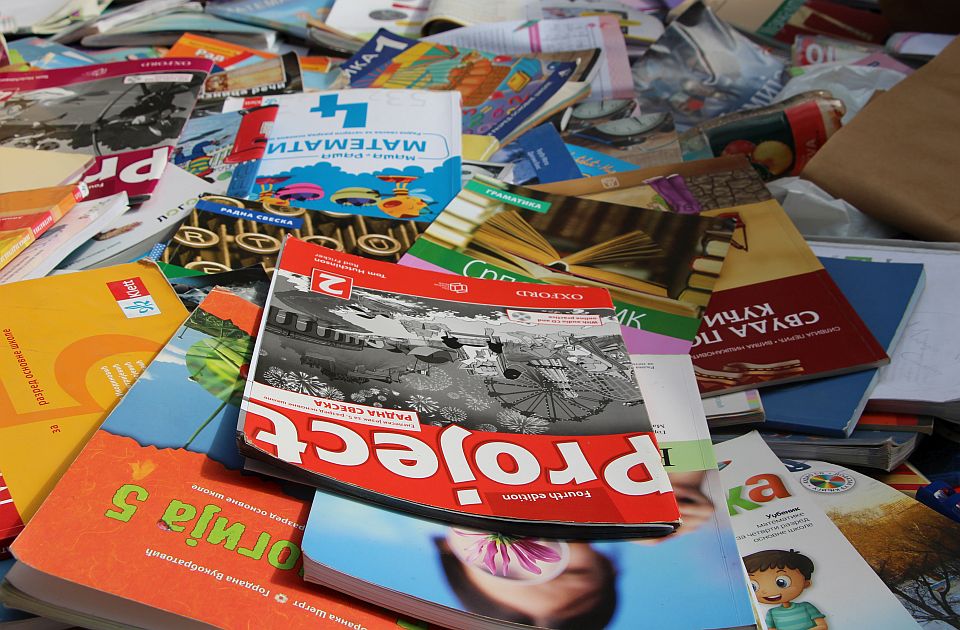 Ministarstvu prosvete udžbenici preskupi - a roditelji će morati da plate istu cenu i ko ih šta pita