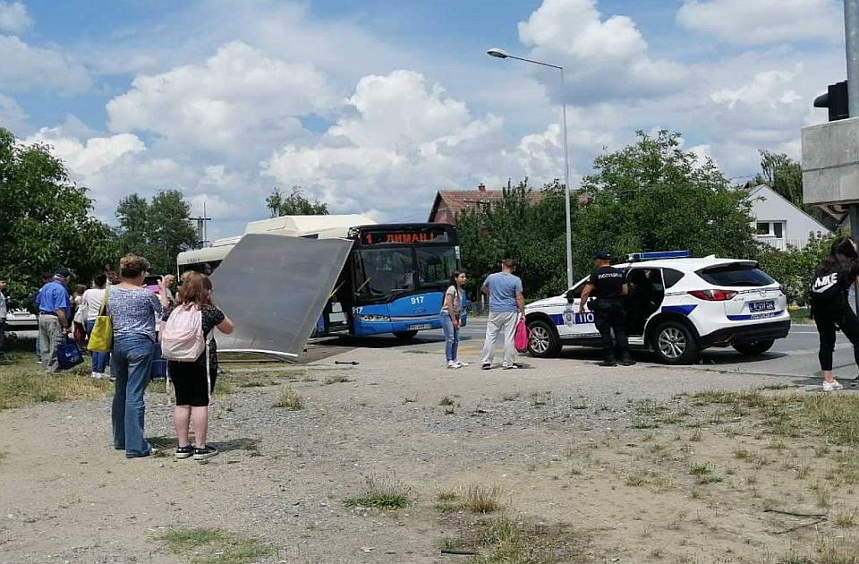 FOTO: Autobus GSP-a srušio stajalište na Klisi, povređena jedna osoba