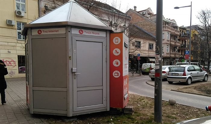 FOTO: Kiosk "nikao" na zelenoj površini, ali sve u skladu sa gradskim aktima