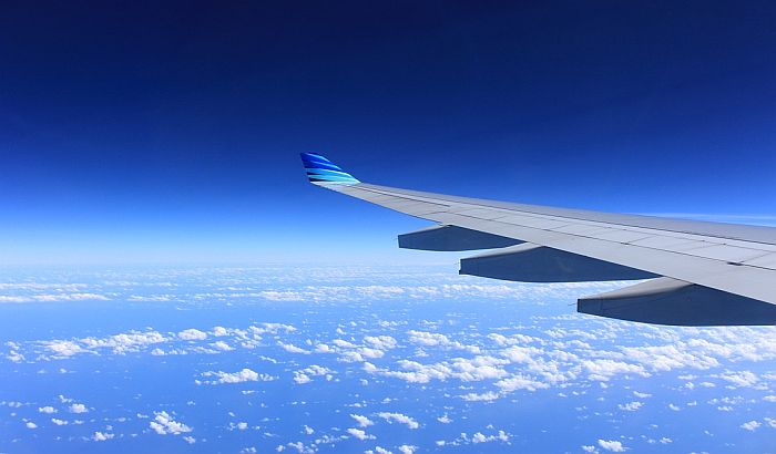 Putnik protestovao na krilu aviona zbog kašnjenja leta