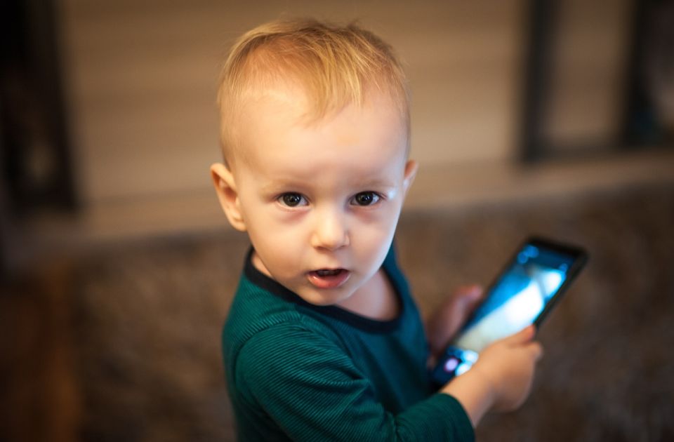 Kada je vreme da dete dobije prvi telefon?