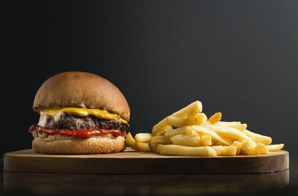 Restoran zbog besa javnosti sa menija uklonio Ana Frank burger i Hitler pomfrit