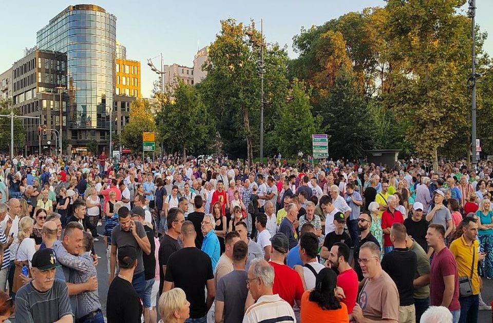 VIDEO, FOTO Završen 15. protest "Srbija protiv nasilja": Šetnja od Skupštine do Vlade i zvižduci 