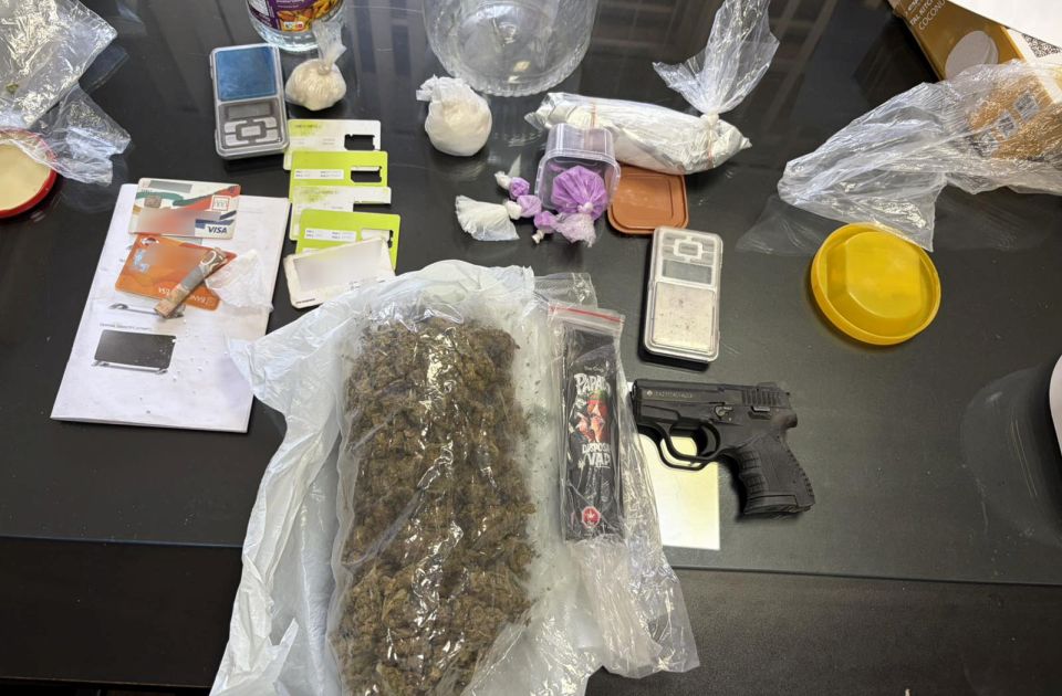 Uhapšen zbog amfetamina, ekstazija, marihuane, kokaina, kanabisovog ulja, kofeina i nelegalnog pištolja