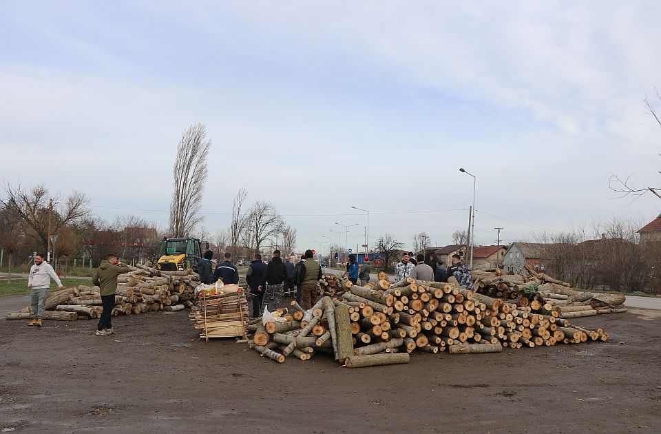 FOTO: Dok se na Klisi priprema paljenje badnjaka, 