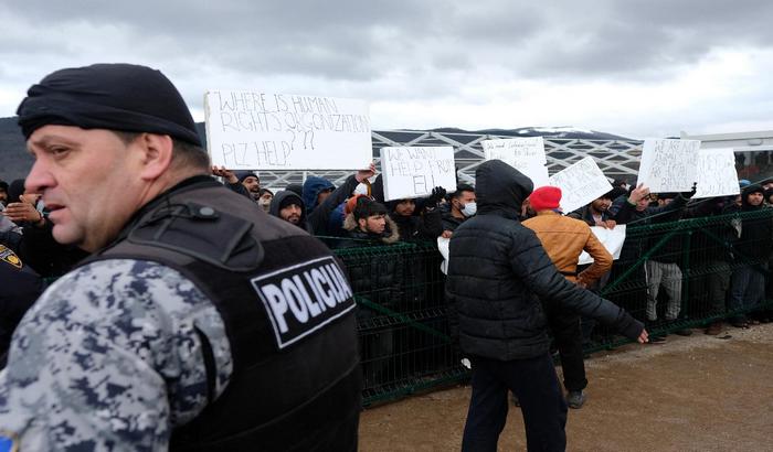 Migranti protestovali tokom posete ministra bezbednosti BiH kampu koji je izgoreo