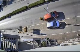 Video: Nesvakidašnja scena u Novom Sadu, pokušaj parkiranja, pa naleteo dostavljač