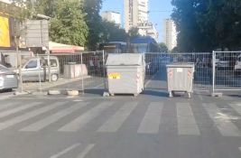 FOTO, VIDEO Počela fizička blokada u centru Zemuna: Kontejneri i ograde