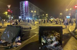 FOTO, VIDEO Novosađani blokirali raskrsnice: Prevrnuli kontejnere i postavili ograde