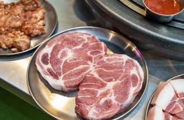 Recept dana: Sočni svinjski vrat iz rerne sa krompirom i aromatičnim začinima