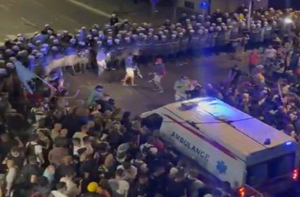VIDEO: Ko nije dozvolio Hitnoj pomoći da prođe - policija ili građani? VIDEO: Ko nije dozvolio Hitnoj pomoći da prođe - policija ili građani?