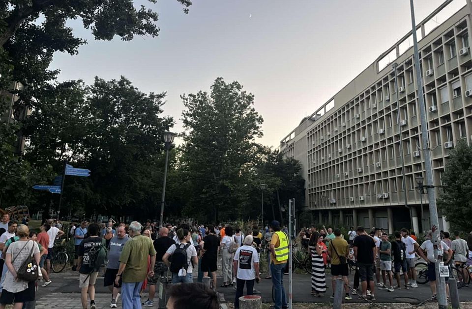 FOTO: Građani se okupljaju u Kampusu u Novom Sadu da čuvaju studente