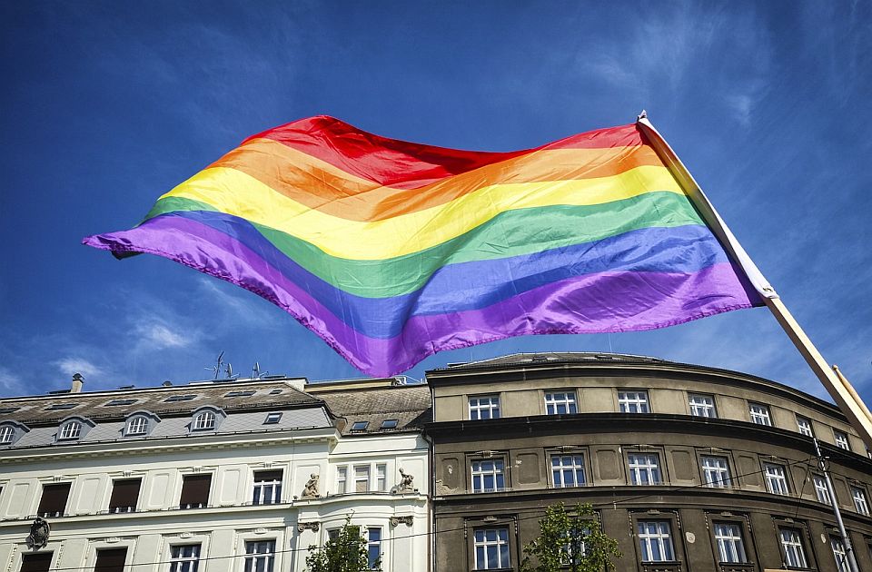 Hapšenja u Istanbulu zbog Parade ponosa: "Grupe koje promovišu događaj deluju nezakonito" Hapšenja u Istanbulu zbog Parade ponosa: "Grupe koje promovišu događaj deluju nezakonito"