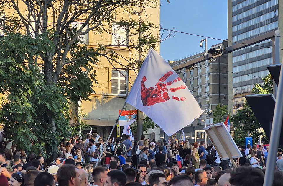Šta se sve dešava dan nakon protesta: Privođenja, zadržavanja i novo okupljanje