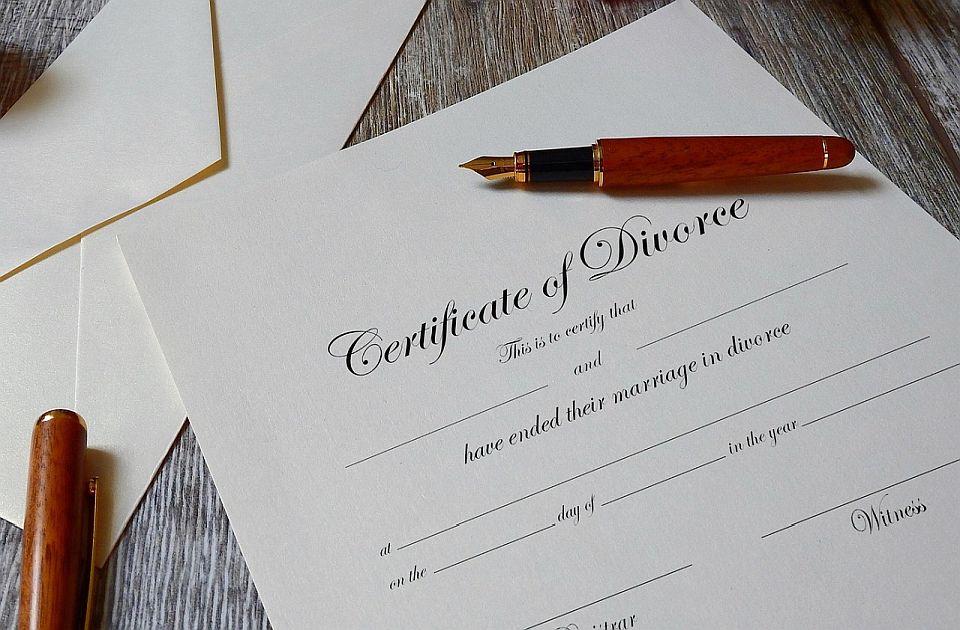 Decenijsko istraživanje: Žene se pre odluče na razvod