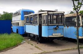 FOTO: Poslednji novosadski tramvaj propada u garaži GSP-a, novca za restauraciju nema