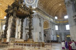 Održan ritual čišćenja papinog oltara nakon što je na njemu stajao nag muškarac