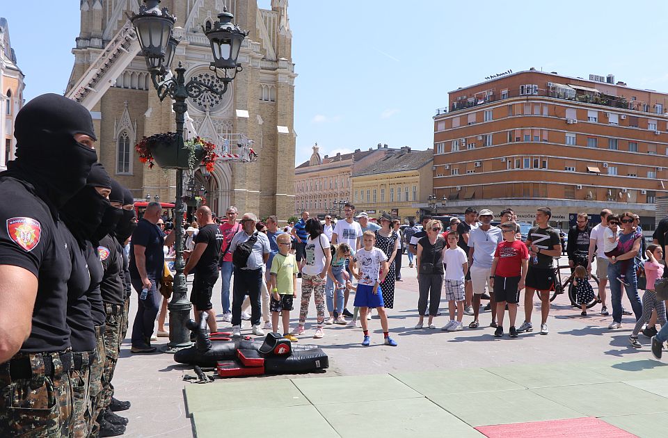 FOTO, VIDEO: Policija u Novom Sadu obeležila svoj dan sa mališanima, uz prikaz opreme, bez oružja