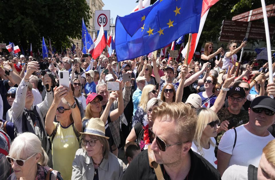  FOTO: Skoro pola miliona Poljaka na najvećem protestu protiv vlasti u Varšavi