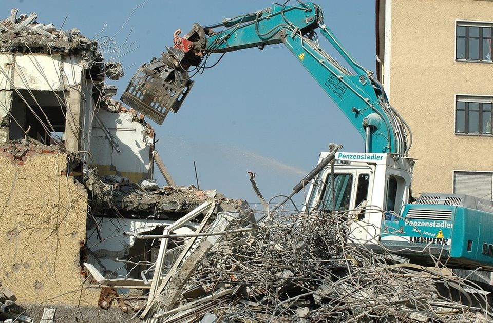 Počelo rušenje devastiranih objekata u Vikend naselju na Paliću 