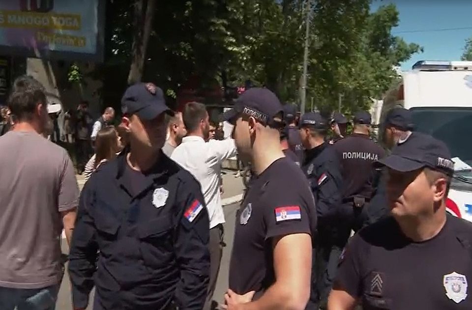 VIDEO: Još jedan pokušaj gaženja nakon što je automobil kod Pravnog u Beogradu udario starijeg čoveka
