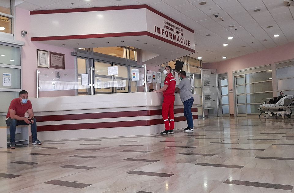 Penzioner od 90 godina povređen na skupu ispred Pravnog fakulteta stabilno, zadržan na ortopediji 