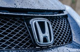 Honda opozvala preko 300.000 vozila zbog problema sa kamerom za vožnju u rikverc