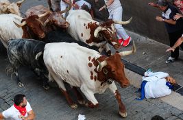 Na festivalu San Fermin u Španiji povređene tri osobe tokom trke s bikovima