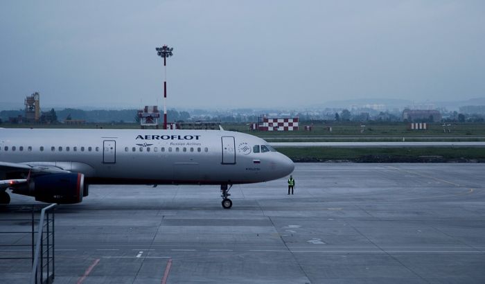 Avion prinudno sleteo jer je kopilotu pozlilo, preminuo tokom sletanja