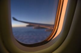 Avion prinudno sleteo zbog tuče pilota