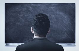 Zbog manjka nastavnog kadra predloženo: Omogućiti penzionisanim prosvetarima da ponovo predaju